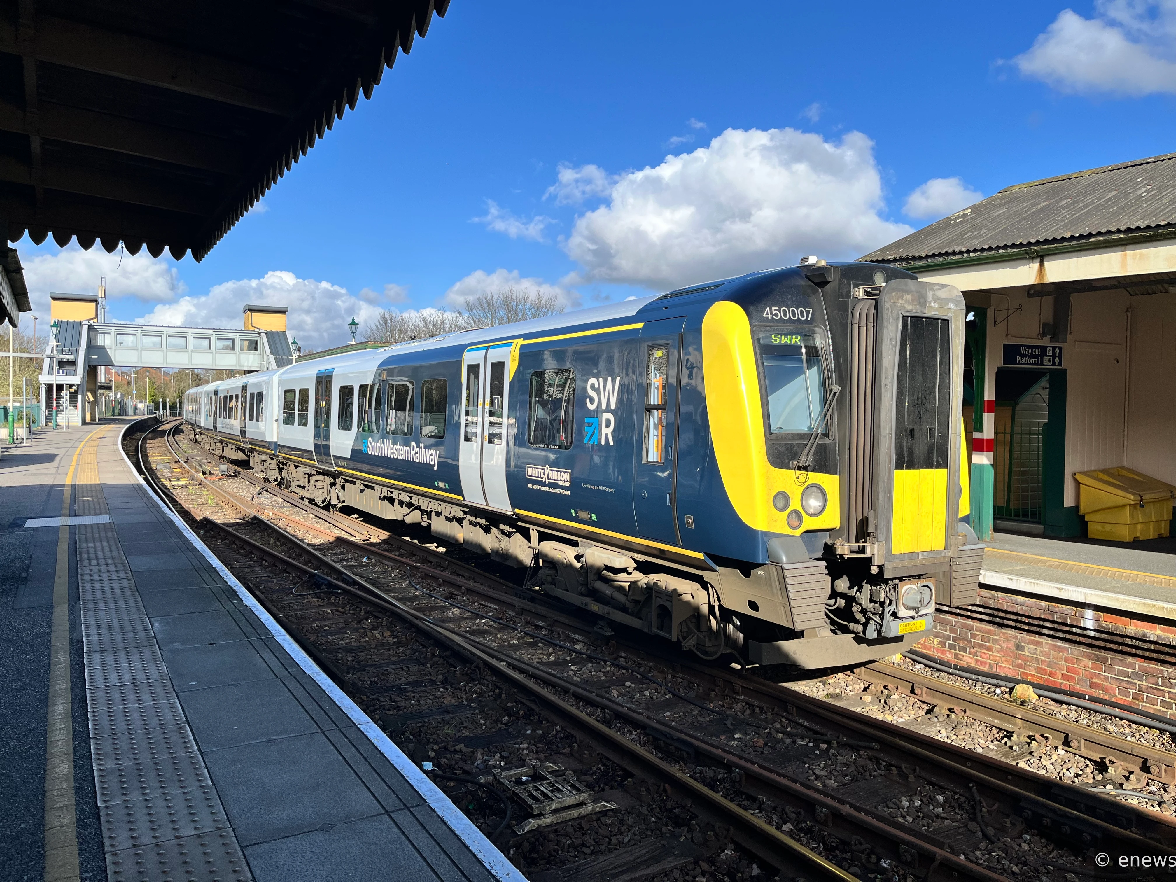 450007 at Alton Station
