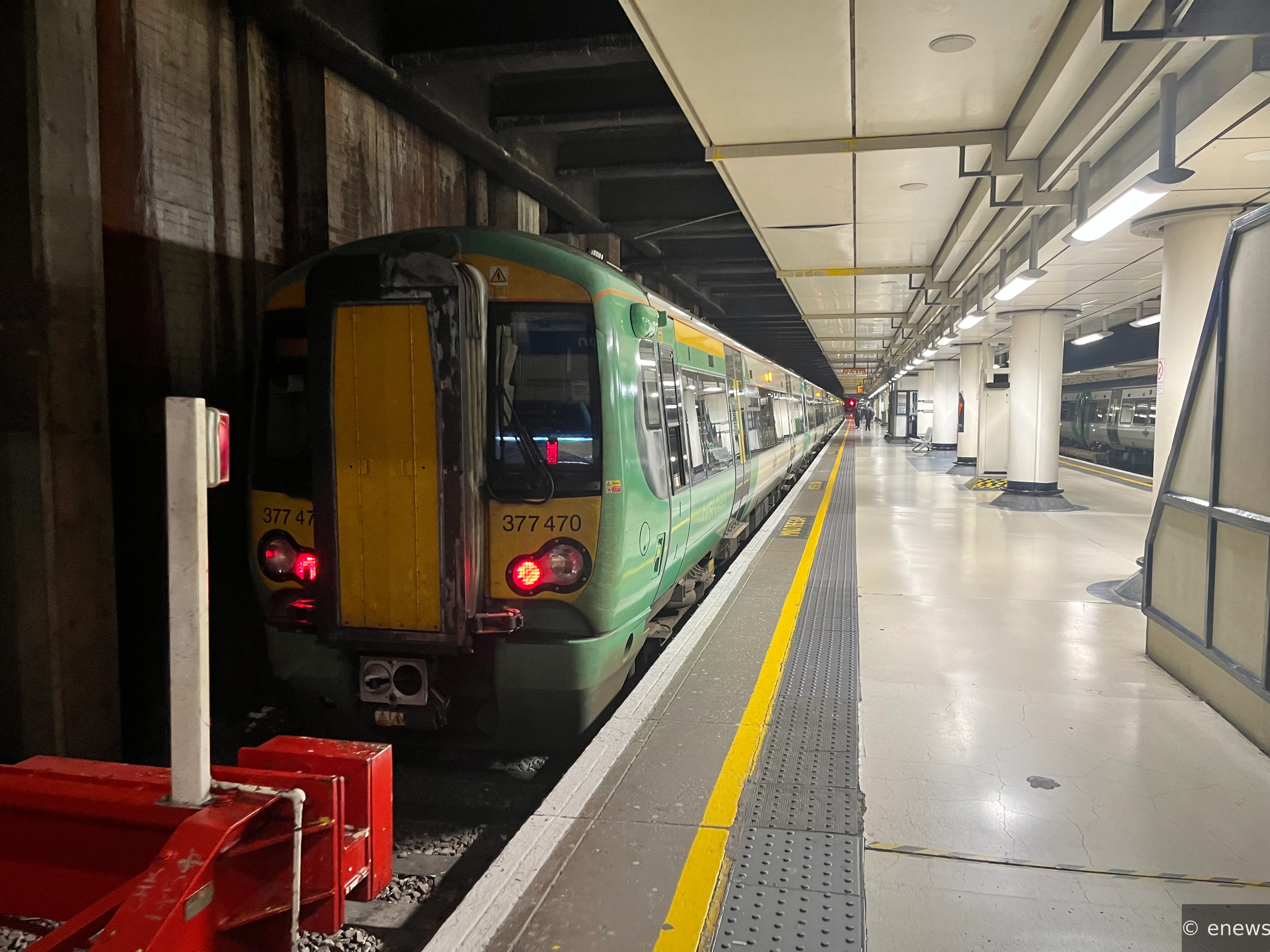 377470 at London Victoria Station