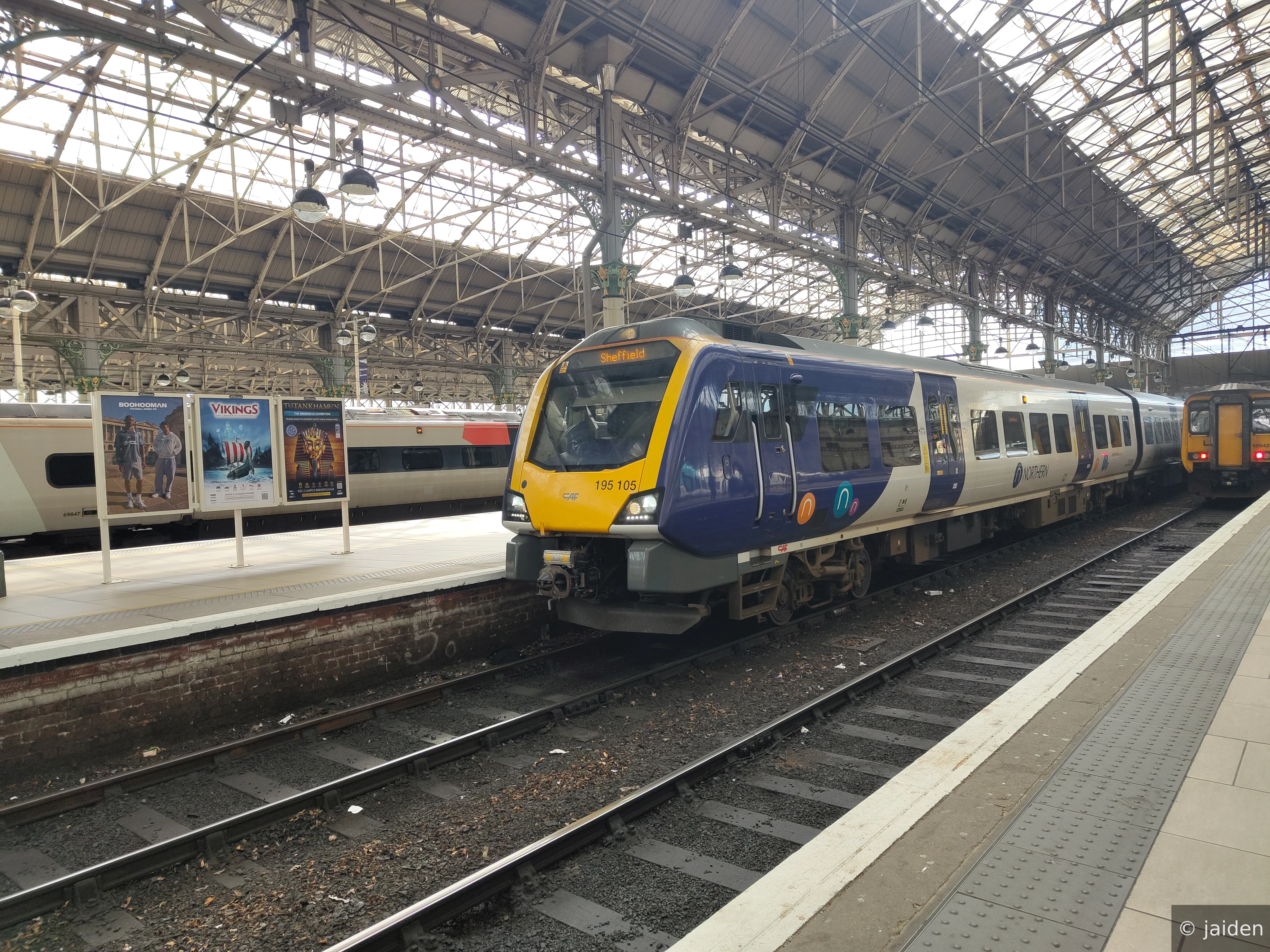 195105 at Manchester Piccadilly Station