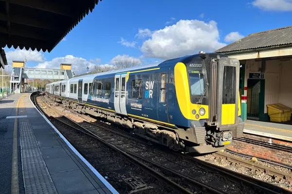 450007 at Alton Station