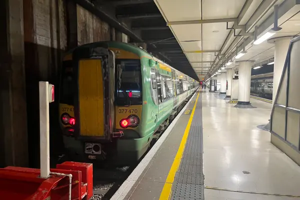 377470 at London Victoria Station