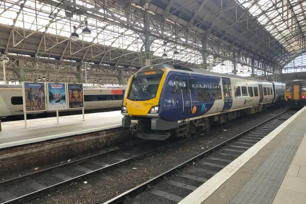 195105 at Manchester Piccadilly Station